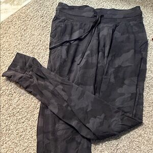 Lululemon Women’s black camo joggers